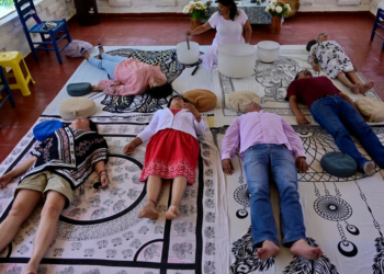 Una sesión de meditación en el hostal Luz Azul de Amatlán de Quetzalcóatl, estado mexicano de Morelos. Foto: AFP.