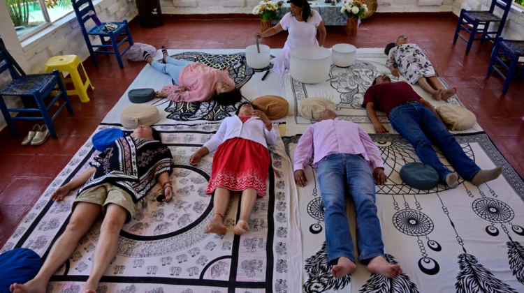 Una sesión de meditación en el hostal Luz Azul de Amatlán de Quetzalcóatl, estado mexicano de Morelos. Foto: AFP.
