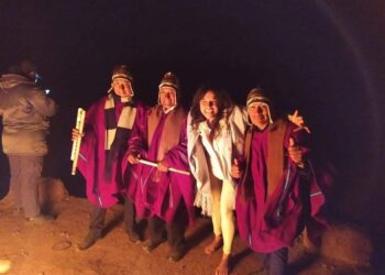 La actriz Michelle Rodríguez, en compañía de nativos, en Tiwanaku. Foto: Taypi Uta.