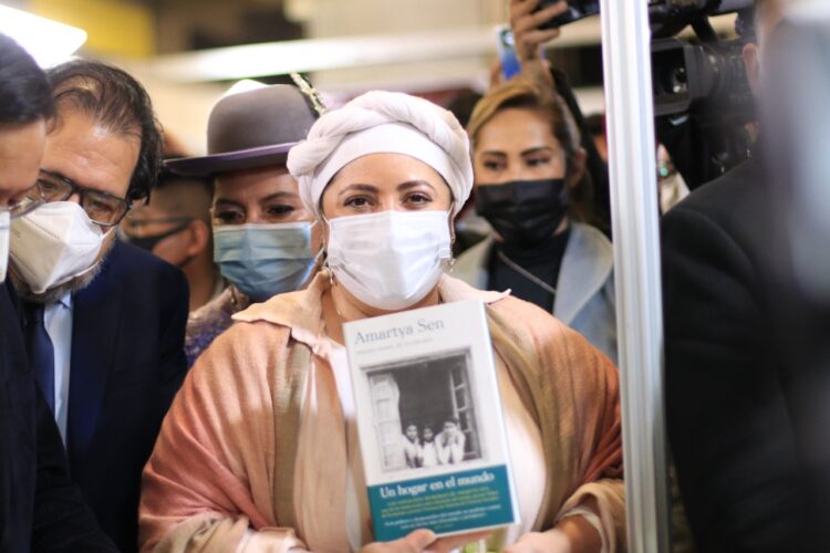 La ministra de la Presidencia, María Nela Prada, en la Feria del Libro. Foto: FIL.