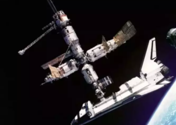 Imagen del transbordador Atlantis atracado en la estación espacial Mir. Foto: NASA.