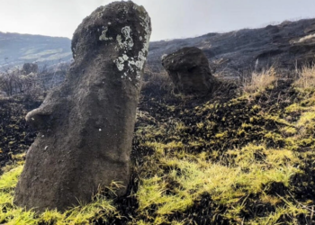 Moais, estatuas de piedra de la Isla de Pascua, afectados por el fuego de un incendio en el Parque Nacional Rapa Nui, Chile, el 6 de octubre de 2022. Foto: AFP.