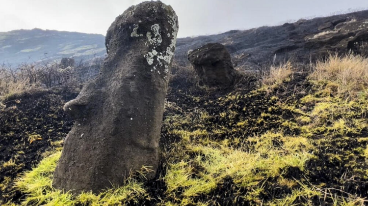Moais, estatuas de piedra de la Isla de Pascua, afectados por el fuego de un incendio en el Parque Nacional Rapa Nui, Chile, el 6 de octubre de 2022. Foto: AFP.