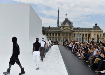 Desfile de moda masculina en París. Foto: AFP.