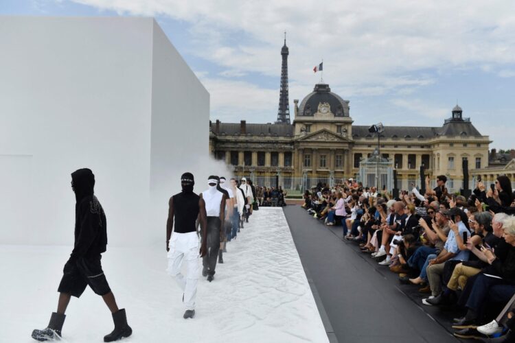 Desfile de moda masculina en París. Foto: AFP.