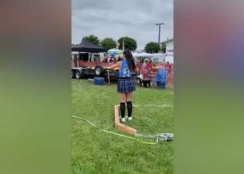 Esta mujer compite en juegos tradicionales escoceses, donde muestra su impresionante fuerza de lanzamiento. Captura: Videlo.