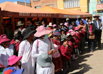 MUSEF interactuó con niños y niñas estudiantes de Umala. Foto: MUSEF.