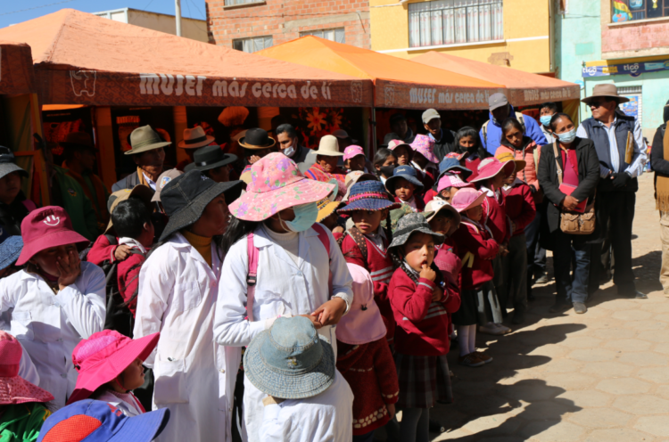 MUSEF interactuó con niños y niñas estudiantes de Umala. Foto: MUSEF.