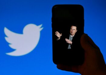 Una imagen del millonario Elon Musk y el logotipo de Twitter, fotografiados en Washington el 4 de octubre de 2022. Foto: AFP.