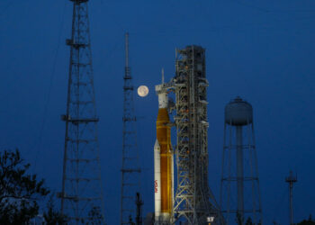 El cohete de la misión Artemis I en el Launch Pad Complex 39B del Centro Espacial Kennedy, en Cabo Cañaveral, Florida, el 15 de junio de 2022. Foto: AFP.