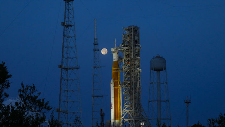 El cohete de la misión Artemis I en el Launch Pad Complex 39B del Centro Espacial Kennedy, en Cabo Cañaveral, Florida, el 15 de junio de 2022. Foto: AFP.