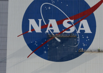 EEUU reanudará los vuelos conjuntos hacia la Estación Espacial Internacional (ISS) con Rusia "para garantizar la continuidad de las operaciones", pese a que intenta aislar a Moscú por la invasión de Ucrania, anunció la agencia espacial NASA. Foto: AFP.