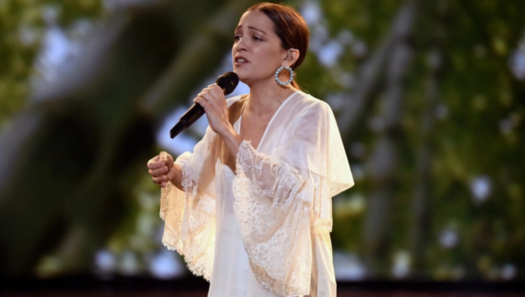 La cantante mexicana Natalia Lafourcade actúa en los Premios Grammy el 10 de febrero de 2019 en Los Ángeles. Foto: AFP.