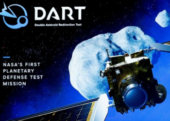 Cartel sobre la nave la misión DART en el Laboratorio de Física Aplicada de Johns Hopkins en Laurel, Maryland, antes de la misión de prueba. Foto: AFP.