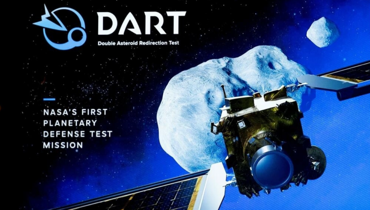 Cartel sobre la nave la misión DART en el Laboratorio de Física Aplicada de Johns Hopkins en Laurel, Maryland, antes de la misión de prueba. Foto: AFP.
