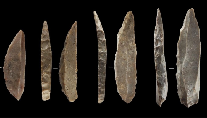 Una imagen proporcionada por Igor Djakovic el 11 de octubre de 2022 muestra varios cuchillos de piedra supuestamente fabricados por algunos de los últimos neandertales en Francia y el norte de España, que se cree coexistieron con el homo sapiens. Foto: AFP.