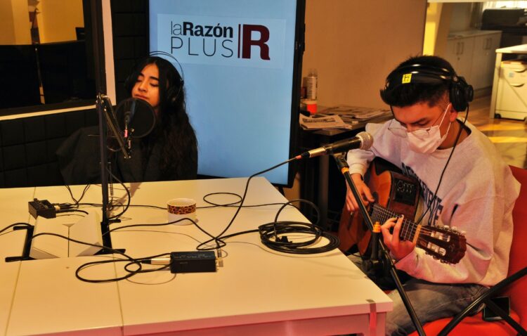 La cantante Nia Cole y el guitarrista Fabricio Aguilar. Foto: Oswaldo Aguirre.