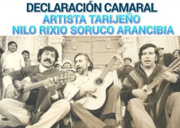 Nilo Soruco (centro) interpreta sus composiciones musicales. Foto: ABI.