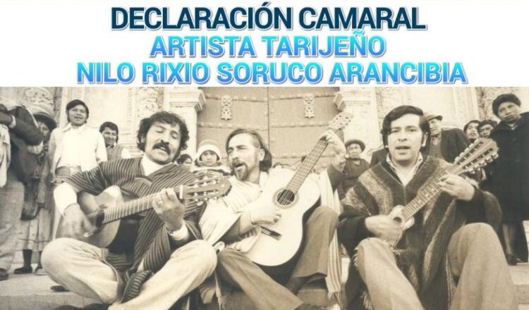 Nilo Soruco (centro) interpreta sus composiciones musicales. Foto: ABI.