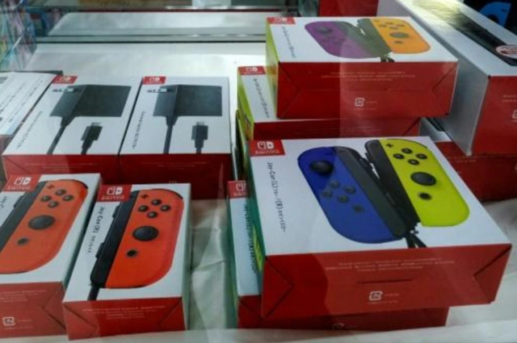 Unos accesorios de la consola de videojuegos Nintendo Switch. Foto: AFP.