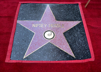 Estrella póstuma del rapero Nipsey Hussle, en el Paseo de la fama, en Hollywood. Foto: AFP.