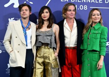 El elenco de la película 'No te preocupes, cariño' ('Don't Worry darling'), en el Festival de Venecia. Foto: AFP.