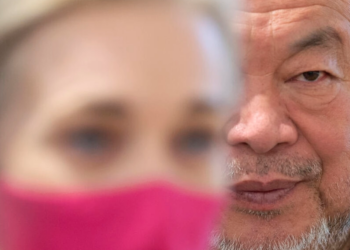 El artista chino Ai Weiwei, en la presentación de su exposición 'En busca de humanidad', el 15 de marzo de 2022 en el museo Albertina de Viena. Foto: AFP.