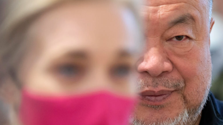 El artista chino Ai Weiwei, en la presentación de su exposición 'En busca de humanidad', el 15 de marzo de 2022 en el museo Albertina de Viena. Foto: AFP.