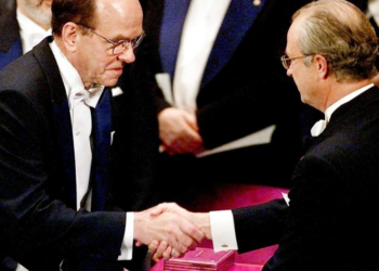 El estadounidense Barry Sharpless (izq.) recibió dos veces el Nobel de Química. en la foto recibe el premio en 2001. Foto: AFP.