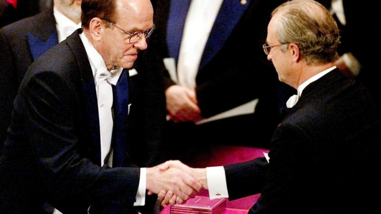 El estadounidense Barry Sharpless (izq.) recibió dos veces el Nobel de Química. en la foto recibe el premio en 2001. Foto: AFP.