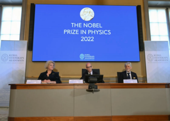 Miembros del Comité Nobel, durante el anuncio de los ganadores del Premio Nobel de Física, el 4 de octubre de 2022 en Estocolmo. Foto: AFP.