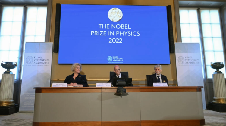 Miembros del Comité Nobel, durante el anuncio de los ganadores del Premio Nobel de Física, el 4 de octubre de 2022 en Estocolmo. Foto: AFP.
