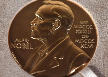 Medalla recibida por el Premio Nobel de Medicina 2020 Charles M. Rice el 8 de diciembre de 2020. Foto: AFP.