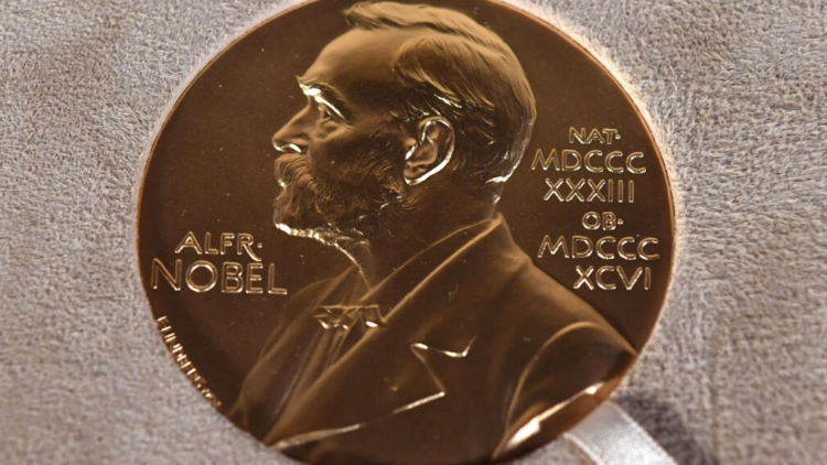 Medalla recibida por el Premio Nobel de Medicina 2020 Charles M. Rice el 8 de diciembre de 2020. Foto: AFP.