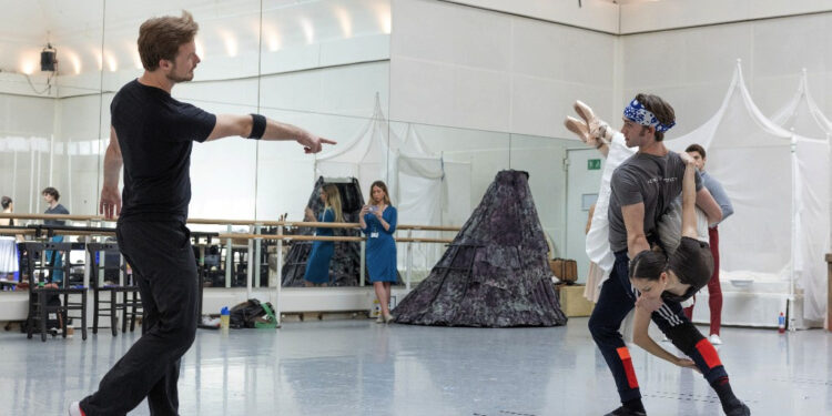 La novela publicada por Esquivel es adaptada por el Royal Ballet británico, en Londres. Foto: @RoyalOperaHouse.