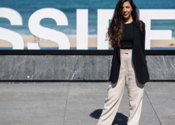 Uno de los nuevos rostros del cine es la directora colombiana Laura Mora posa durante el photocall de la película 'Los reyes del mundo', en el 70º Festival Internacional de Cine de San Sebastián en la ciudad vasca del norte de España. Foto: AFP.