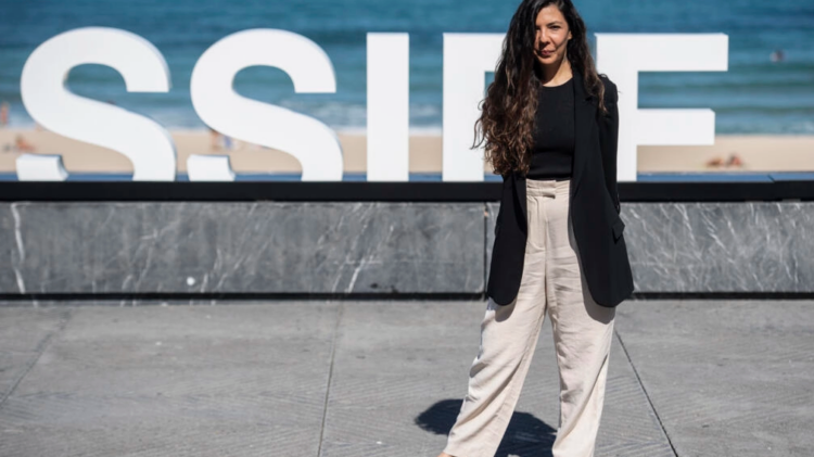 Uno de los nuevos rostros del cine es la directora colombiana Laura Mora posa durante el photocall de la película 'Los reyes del mundo', en el 70º Festival Internacional de Cine de San Sebastián en la ciudad vasca del norte de España. Foto: AFP.