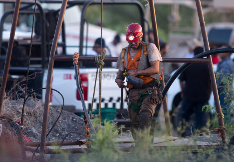 Un rescatista trabaja en las inmediaciones de la mina inundada donde hay 10 obreros atrapados. Foto: AFP.