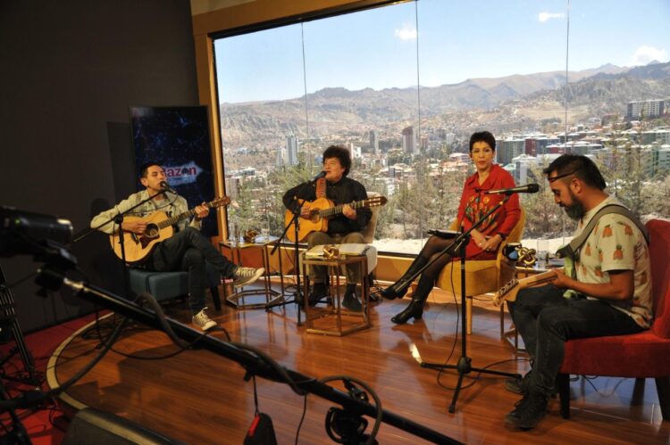 El Papirri Manuel Monroy, interpreta 'Qué tal metal', junto a Los Bolitas en el Galpón de La Razón. Foto: Oswaldo Aguirre.