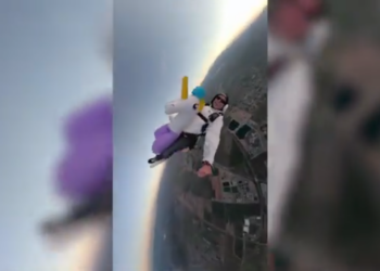 Uno de los paracaidistas en el salto al vacío. Captura de pantalla: Videlo.