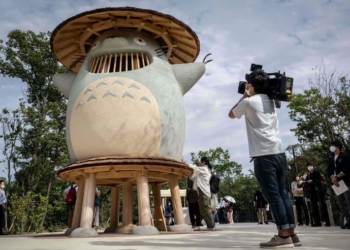 Medios de comunicación japoneses toman imágenes del nuevo parque temático inspirado en en clásicos de Ghibli. Foto: AFP.