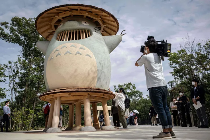 Medios de comunicación japoneses toman imágenes del nuevo parque temático inspirado en en clásicos de Ghibli. Foto: AFP.