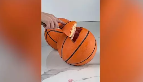 Un pastel en forma de balón de básquetbol, hecho por la repostera. Captura: Videlo.
