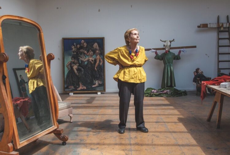La artista portuguesa-británica Paula Rego, en su taller. Foto: AFP.