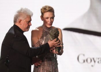 Cate Blanchett recibe el pasado mes de febrero el primer Goya Internacional de manos de Pedro Almodóvar. Foto: AFP.