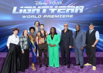 Las voces de Lightyear en la premier en Hollywood. Foto: Disney.