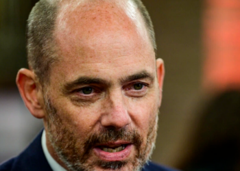 El director Edward Berger responde a unos reporteros en el estreno del filme alemán 'All quiet on the Western front' ('Im Westen nichts Neues') el 27 de septiembre de 2022 en Berlín. Foto: AFP.