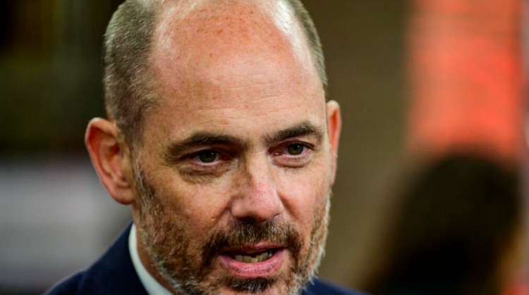 El director Edward Berger responde a unos reporteros en el estreno del filme alemán 'All quiet on the Western front' ('Im Westen nichts Neues') el 27 de septiembre de 2022 en Berlín. Foto: AFP.