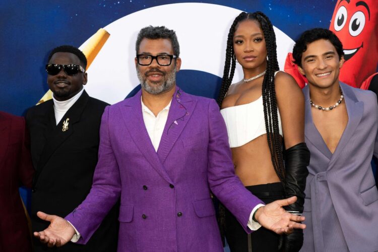 (De izquierda a derecha) El actor británico Daniel Kaluuya, el director Jordan Peele, la actriz Keke Palmer y el actor Brandon Perea asisten al estreno mundial de Universal Pictures 'Nope', en el teatro chino de Hollywood, California. Foto: AFP.