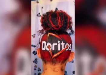 Los peinados más extravagantes de Imarii Holland. Captura: Videlo.
